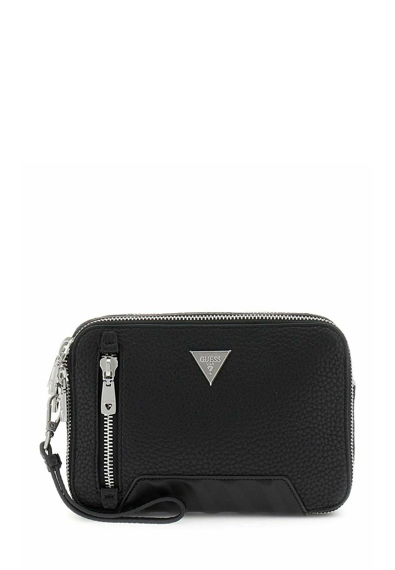 Zwart leren portemonnee met korrelige textuur, zilverkleurige hardware, ritssluiting en een driehoekige logo-accent. Voorzien van polsband voor gemakkelijk dragen.