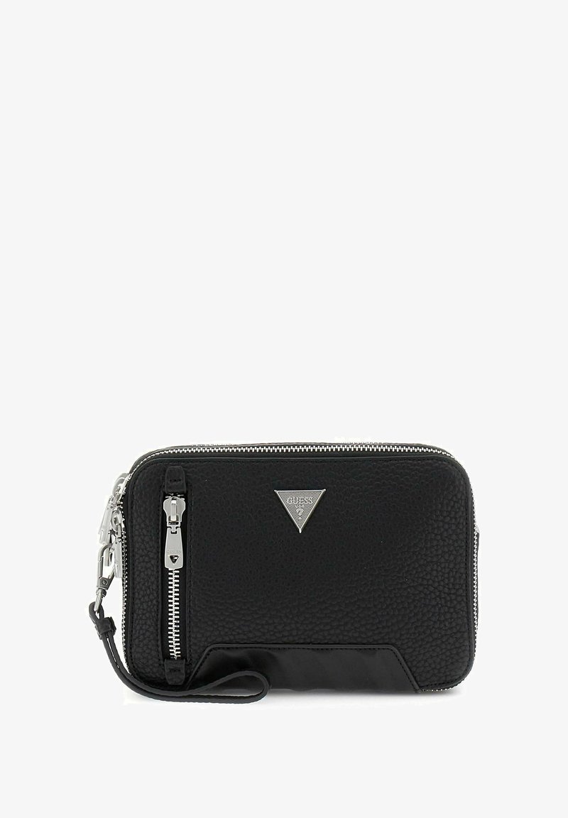 Zwart leren portemonnee met korrelige textuur, zilverkleurige hardware, ritssluiting en een driehoekige logo-accent. Voorzien van polsband voor gemakkelijk dragen.