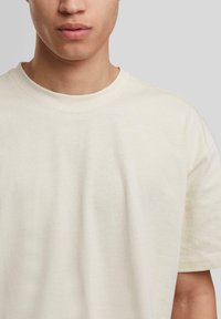 Urban Classics LOOSE TEE - T-shirts - whitesand