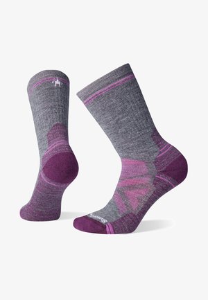 Grå sokker med lilla aksenter, med stripete topp og mønstredd bunn. Laget av et mykt, teksturert materiale for komfort og holdbarhet.