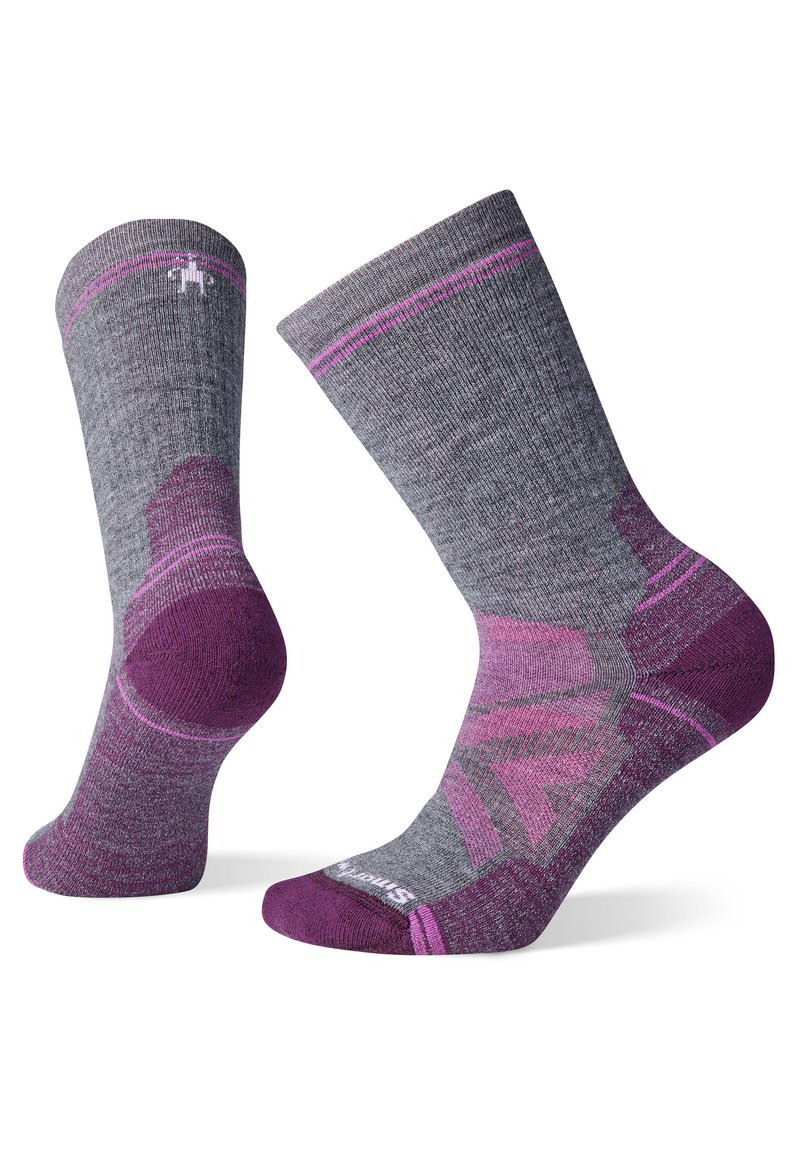 Graue Socken mit lila Akzenten, ausgestattet mit einem gestreiften Oberteil und einem gemusterten unteren Teil. Hergestellt aus einem weichen, strukturierten Material für Komfort und Langlebigkeit.