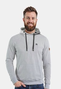 Hellgrauer Hoodie mit einer Fronttasche, verstellbaren Kordeln und einem gemusterten Innenfutter. Verfügt über ein gesticktes Logo und Lederakzente.