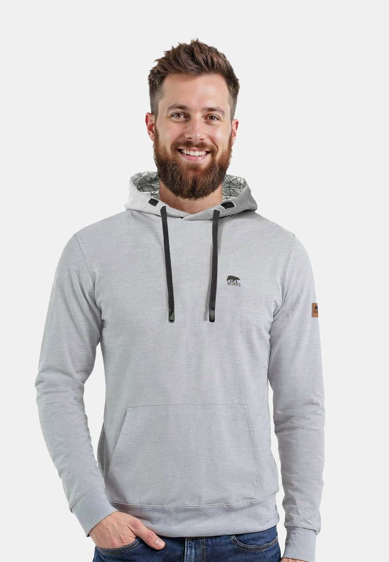 Hellgrauer Hoodie mit einer Fronttasche, verstellbaren Kordeln und einem gemusterten Innenfutter. Verfügt über ein gesticktes Logo und Lederakzente.