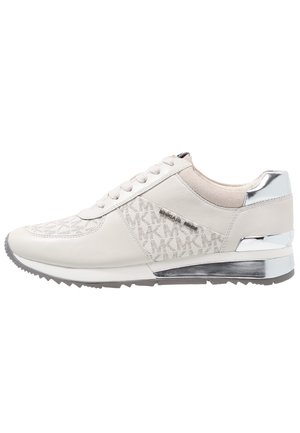 Lichtgrijze sneaker met een glad leer en een getextureerd patroon. Metalen accenten op de hiel en reflecterende details verbeteren het ontwerp.