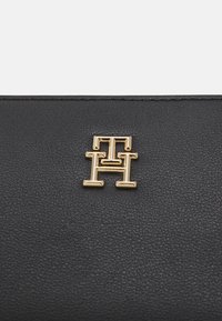 Tommy Hilfiger POPPY PLUS LARGE - Geldbörse - black