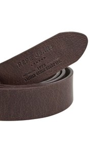 Brauner Leder Gürtel mit strukturiertem Finish, geprägtem Branding und klassischem rechteckigem Ende. Der Gürtel ist gewickelt und hat sichtbare Nähte.