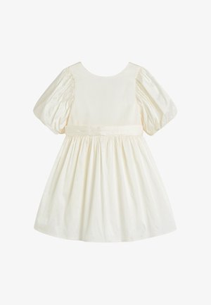 Robe couleur crème avec un col rond, des manches bouffantes et une taille cintrée. Jupe évasée et froncée avec une texture lisse.