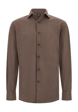 Camisa de botones de manga larga marrón con collar extendido, botones negros y puños de un solo botón, presentada sobre un fondo blanco.