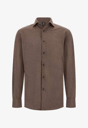 Bruin overhemd met lange mouwen en knoopsluiting, met een wijde kraag, zwarte knopen en manchetten met één knoop, weergegeven op een witte achtergrond.