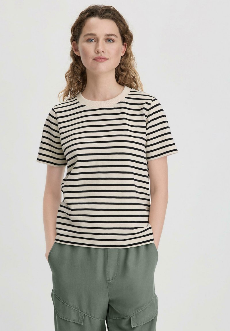 Gestreept T-shirt in crèmekleur met zwarte horizontale strepen. Heeft een ronde halslijn en korte mouwen. Casual pasvorm. Zacht katoenmateriaal.