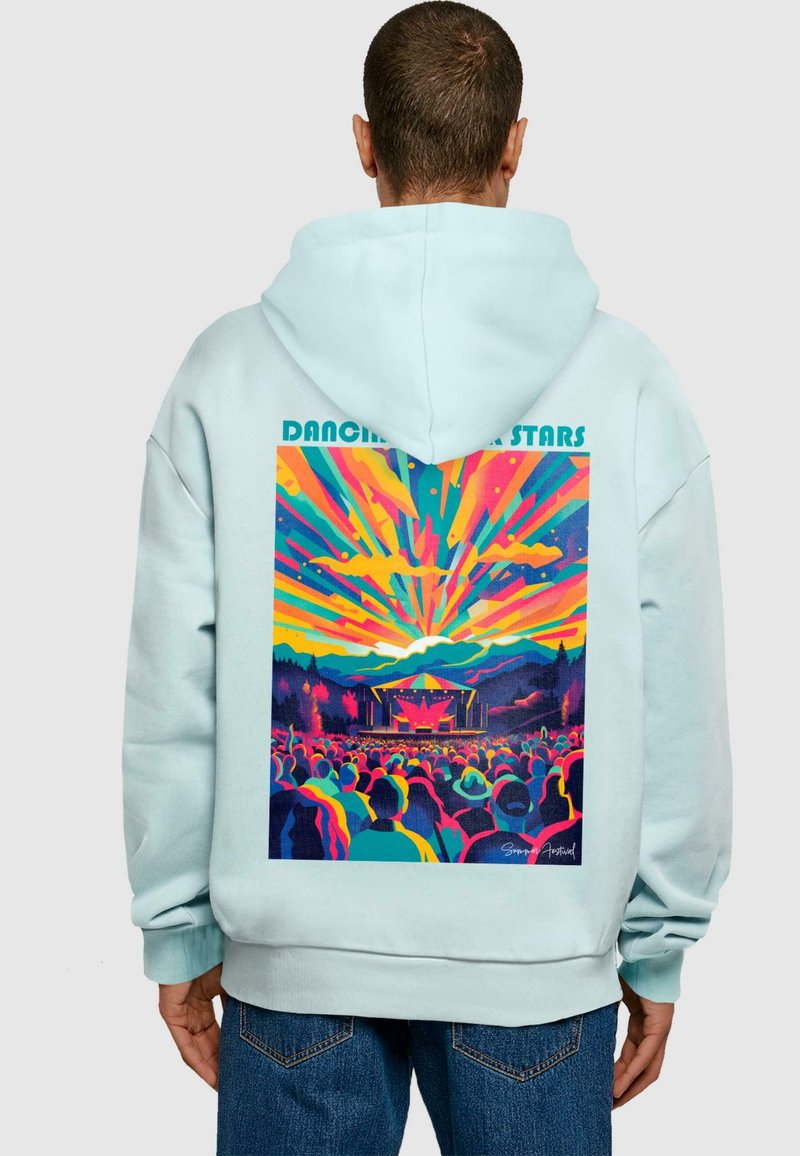Sudadera de color azul claro con un gráfico vibrante y multicolor de una escena de concierto, con rayos de sol estilizados y montañas en el centro.