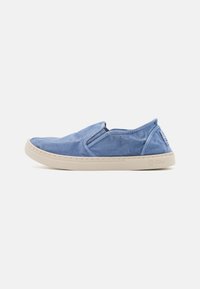 Plave cipele na slip-on s mekanim gornjim dijelom od tkanine, zatvorenim petama i svijetlosmešanim gumenim đonom. Imaju elastične bočne panele za jednostavno obuvanje.