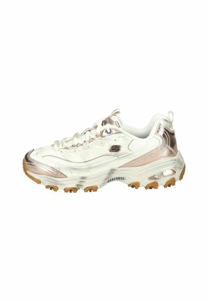 Chaussure de sport blanche avec des accents en rose gold métallique, en tissu texturé et une semelle en caoutchouc dotée de crampons proéminents pour une bonne adhérence. Design à lacets.
