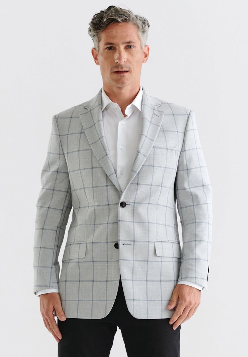 Jasnoszary marynarka w kratę z niebieskimi akcentami, z jednopunktowym zapięciem, klapami w kształcie notcha i dwoma przednimi kieszeniami, noszona na białej koszuli.
