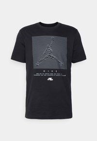 Černé bavlněné tričko s bílou liniovou grafikou hory s horizontálními liniemi a textem "NIKE" pod ním, krátké rukávy, kulatý výstřih.