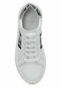 Baskets en cuir blanc avec un accent en serpent noir et gris, comportant six trous de lacets, un design texturé et une semelle intérieure perforée.