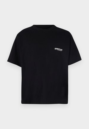 Svart bomull T-skjorte med rund hals, kort erme og detalj av hvit logo på venstre brystområde. Enkel, uthevet design.