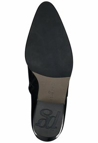 Černá semišová podrážka boty, špičatý design, hladká textura s plochým podpatkem. Obsahuje embosované logo na stélce.