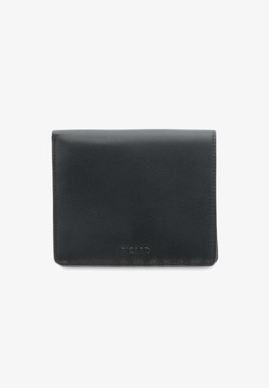 Portafoglio in pelle nera con finitura testurizzata, caratterizzato da una patta frontale liscia e marchio in rilievo. Forma rettangolare, hardware minimo.