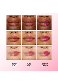 Sammlung von Lippenfarbtönen, die auf verschiedenen Hauttönen präsentiert werden. Die Produkte umfassen die Nuancen "Ready For It", "Full Send" und "Berry Crush."