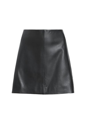 Gonna nera in pelle con una superficie liscia, forma a trapezio e una cucitura centrale. Presenta una vita alta e un design minimalista.
