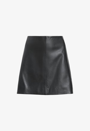 Zwarte leren rok met een gladde textuur, A-lijnvorm en een centrale naad. Heeft een hoge taille en een minimalistisch ontwerp.