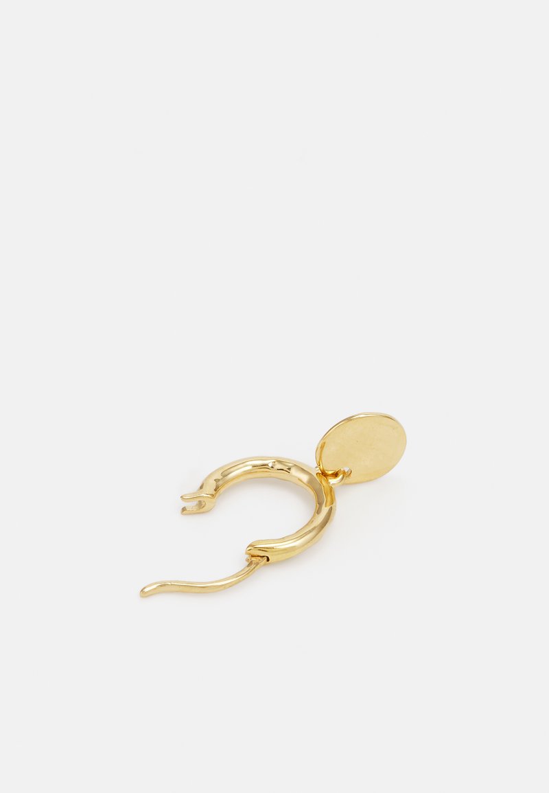 Zlatna okrugla naušnica s valovitim dizajnom, koja sadrži kružni akcent i teksturiranu površinu, ističući modernu, minimalističku estetiku.