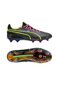 Scarpe da calcio nere con finitura testurizzata, dettagli in verde neon e lacci rosa. La suola presenta tacchetti colorati e multiformato per una migliore aderenza.