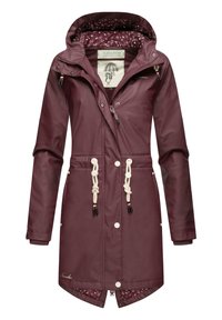 Chaqueta impermeable color marrón con capucha, cintura ajustable con cordón y toggles blancos. Presenta un forro con patrón floral y cierre de botón a presión.