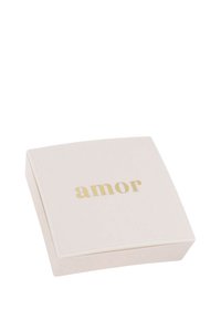Scatola quadrata di colore rosa pallido con una superficie liscia e angoli arrotondati. La parola "amor" è impressa in oro sulla parte superiore.