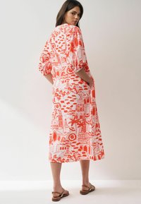 Next NOTCHNECK PUFF SLEEVE-REGULAR FIT - Päevakleit - red white scenic print