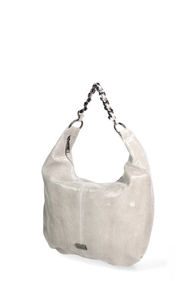 Borsa hobo in materiale bianco testurizzato con motivo a rete, dotata di una tracolla in catena argentata lucida e una tasca con zip.