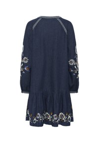 Abito in denim con maniche lunghe, scollatura rotonda e gonna a strati con ricami floreali in tonalità di blu, bianco e marrone.
