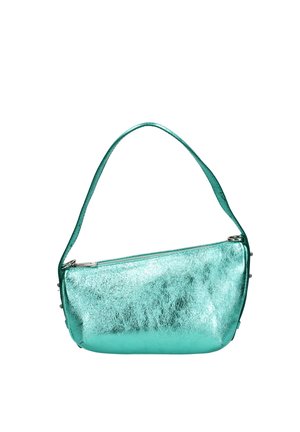 Kleine metallische türkisfarbene Handtasche mit einem einzelnen Schulterriemen und einem oberen Reißverschluss vor weißem Hintergrund.