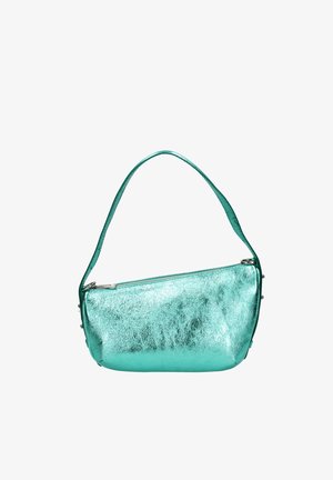 Piccola borsa metallizzata turchese con una tracolla singola e chiusura con zip superiore su sfondo bianco.