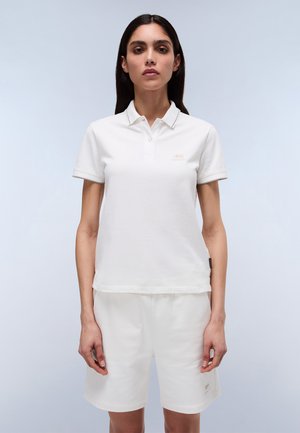 Weißes Poloshirt mit kurzen Ärmeln, Kragen und subtiler Logo. Verfügt über kontrastierenden Besatz am Kragen. Kombiniert mit passenden Shorts.