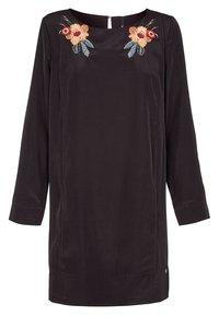 Svart klänning med långa ärmar, prydd med blommönsterbroderi vid halsringningen, tillverkad av ett slätt tyg med rundad hals och en nyckelhålsg detalj bak.