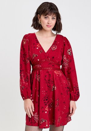 MIT NIETEN - Freizeitkleid - rouge foncé