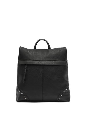 Sort læderrygsæk med top-håndtag, klap, lynlåslomme foran og sølvnitter på de nederste hjørner.