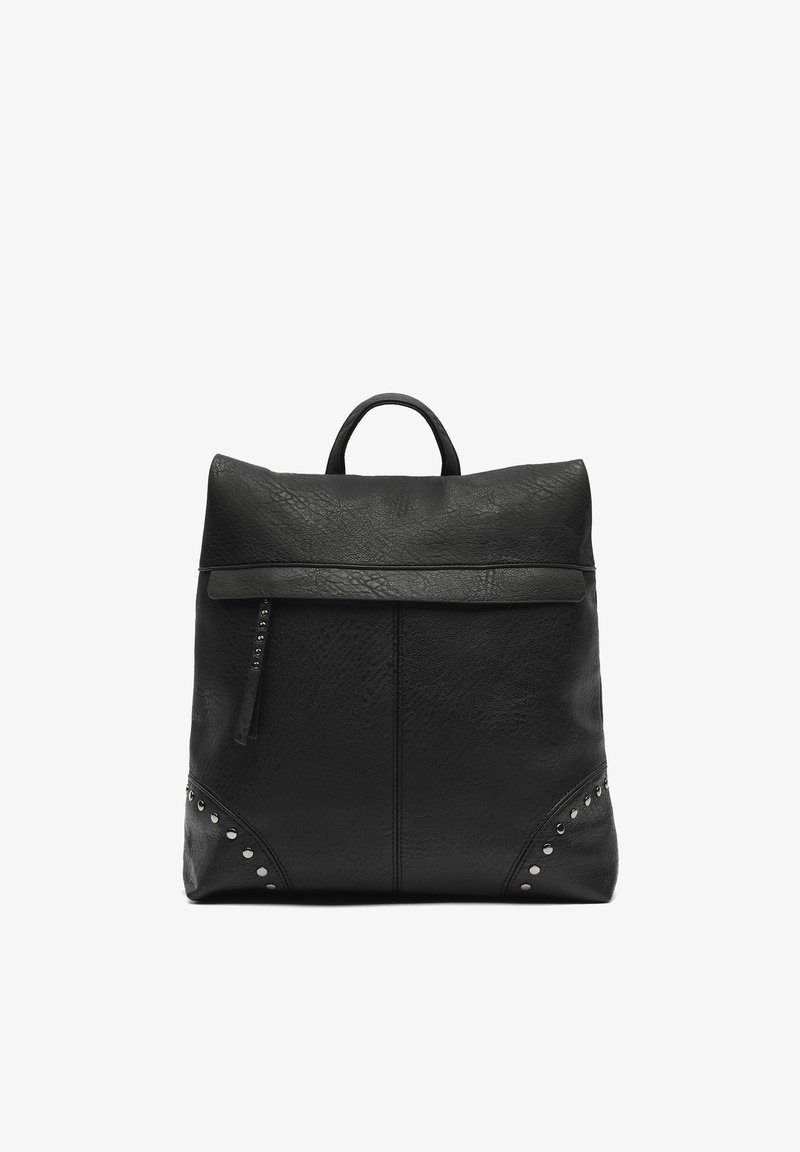 Černý kožený batoh s horním madlem, překládanou klopou, přední kapsou na zip a stříbrnými cvočky v rozích dole.