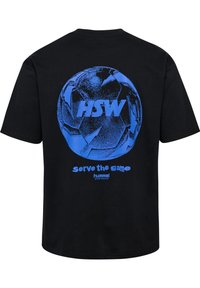 Zwarte katoenen T-shirt met een grote blauwe afbeelding van een voetbal en de tekst “HSW” en “serve the game” in vetgedrukte, gestileerde letters.