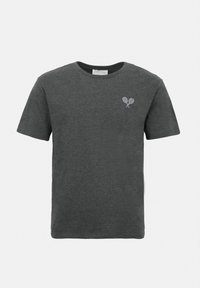 Σκούρο γκρι κοντομάνικο μπλουζάκι με στρογγυλή λαιμόκοψη και μικρά κεντημένα σταυρωτά ρακέτες τένις στο αριστερό στήθος.