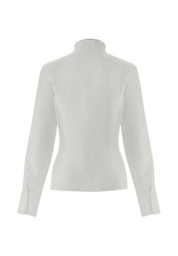 Blusa bianca a maniche lunghe con colletto alto, realizzata in un tessuto leggero, con una vestibilità slim e polsini con bottoni. Vista dal retro.
