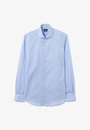 Camicia a maniche lunghe azzurro chiaro realizzata in tessuto liscio, con un motivo a strisce verticali, colletto a punta e sei bottoni frontali.