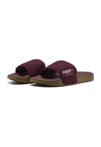 Mørkerøde ruskinds-slide-sandaler med brede remme og en polstret sål, der har en brun gummisål og et præget brandlogo.
