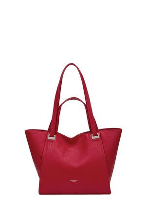 Rode leren totebag met twee lange handvatten en zilverkleurige rechthoekige bevestigingen, gestructureerd oppervlak en klein merklogo middenvoor.