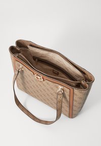 Borsa a tote marrone con motivo, dotata di minuteria in tonalità oro, con interno con zip, due manici superiori e un design testurizzato.