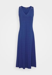 Bezramínková modrá šaty s výstřihem do V, vyrobené z měkké látky. Mají stříbrné detaily na ramenech a rozšířenou sukni, která pokračuje až k lemu.