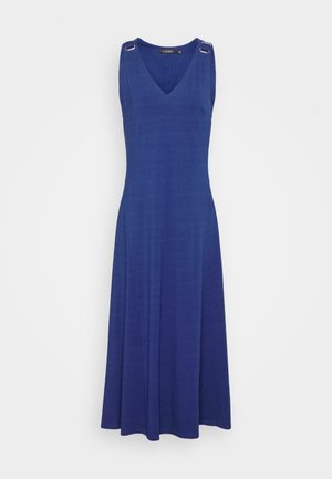 Bezramínková modrá šaty s výstřihem do V, vyrobené z měkké látky. Mají stříbrné detaily na ramenech a rozšířenou sukni, která pokračuje až k lemu.