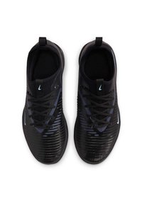 Scarpe da ginnastica nere con un design testurizzato, caratterizzate da una forma aerodinamica, lacci e un piccolo logo blu sul lato. Interno morbido e imbottito.